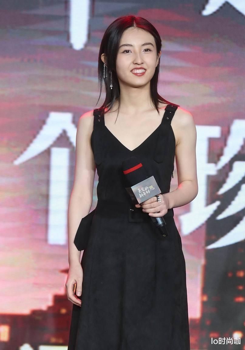 lo时尚咖|子枫妹妹真的长开了，一身黑裙显优雅，气质看着很舒服