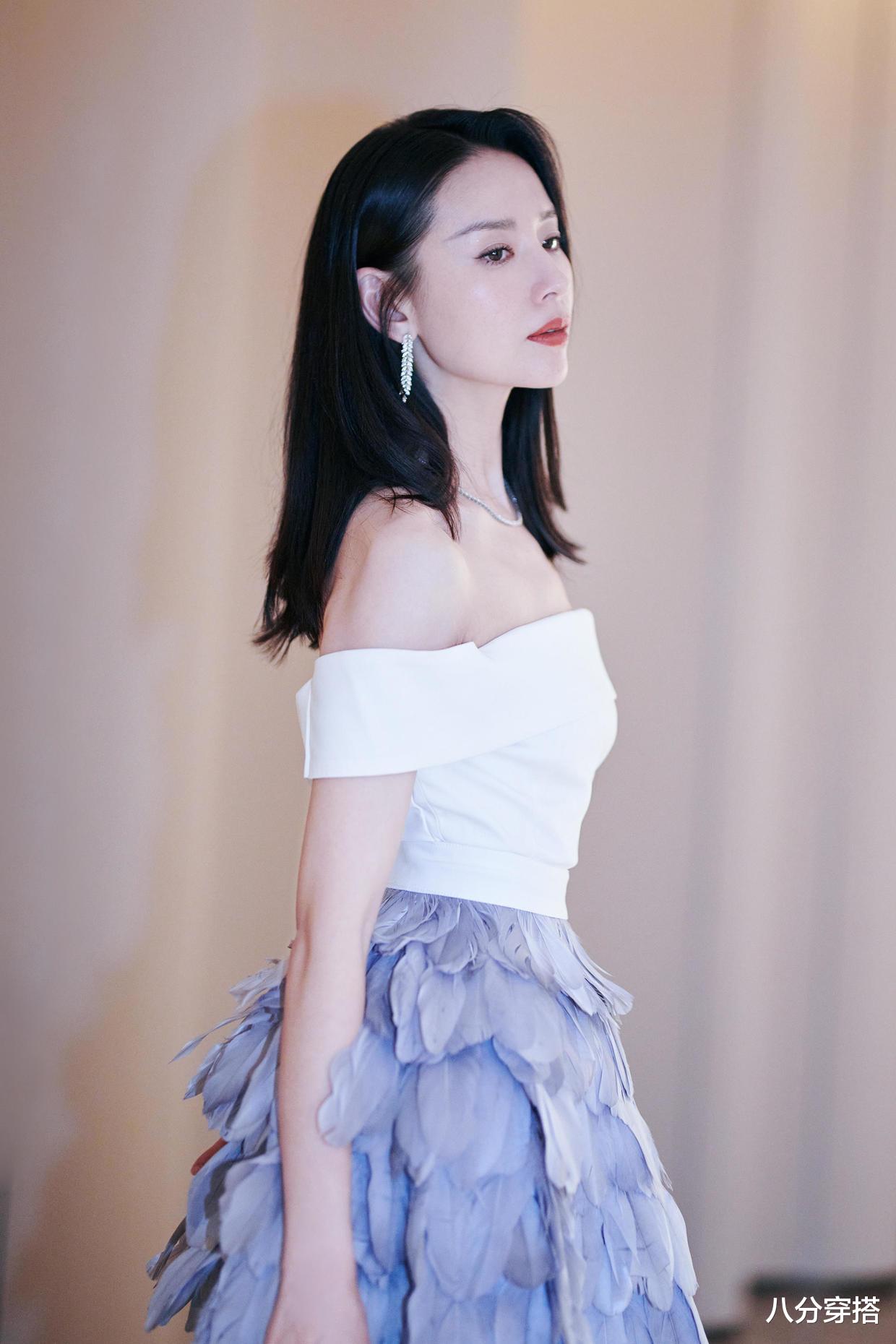 连衣裙|董洁把自己穿老了十岁不止,穿亮片连衣裙显黑又显老,气质真拉胯