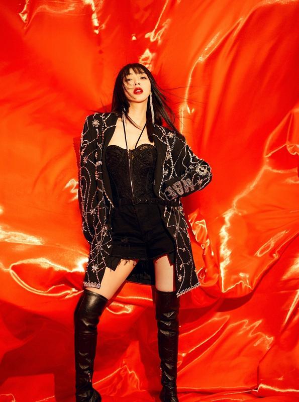 |李菲儿风波后现身机场，穿九分皮裤露一截绿，这是在暗示什么