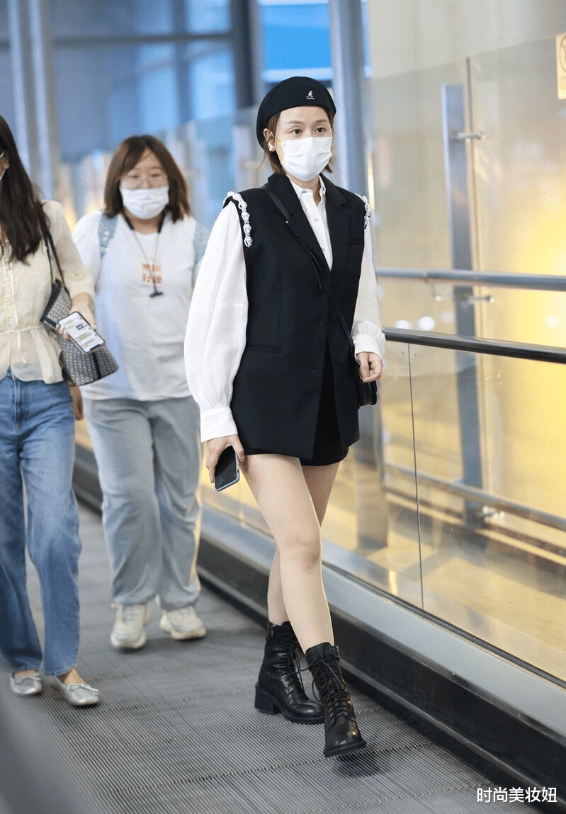 时尚美妆妞 叶一茜不愧是“辣妈典范”,西装马甲玩下衣失踪,洋气似少女