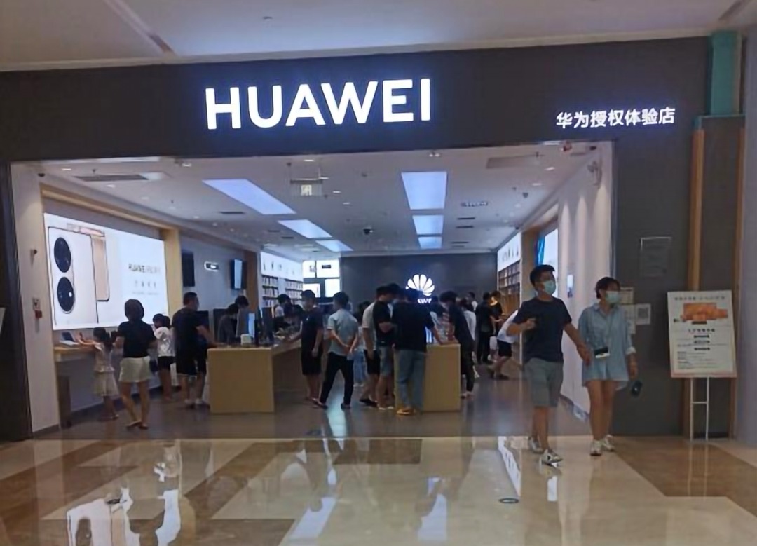 平淡平奇|没想到华为线下店竞争也如此激烈，很多顾客都“跑到”隔壁店了