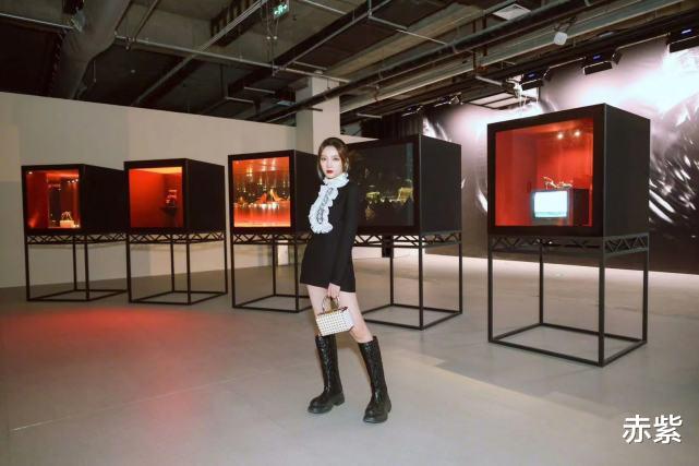 赤紫 ?黑白色系连衣裙学孟佳穿，作为内搭优雅又别致，冬季凹造型nice