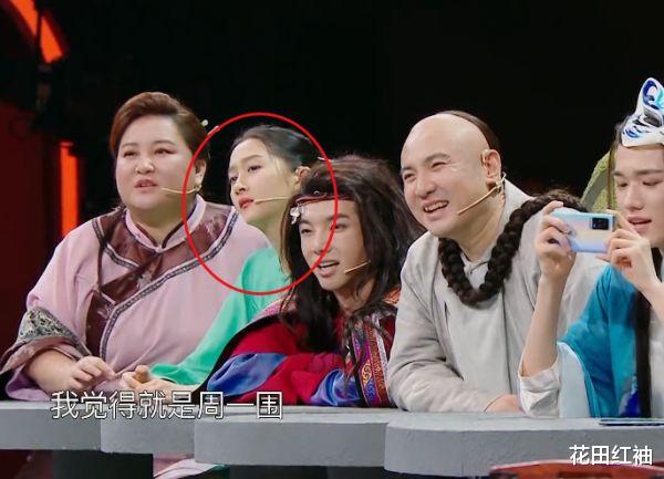 关晓彤|关晓彤录节目扮“玉娇龙”，镜头拉近意外露出桌子下的脚：你可是女明星