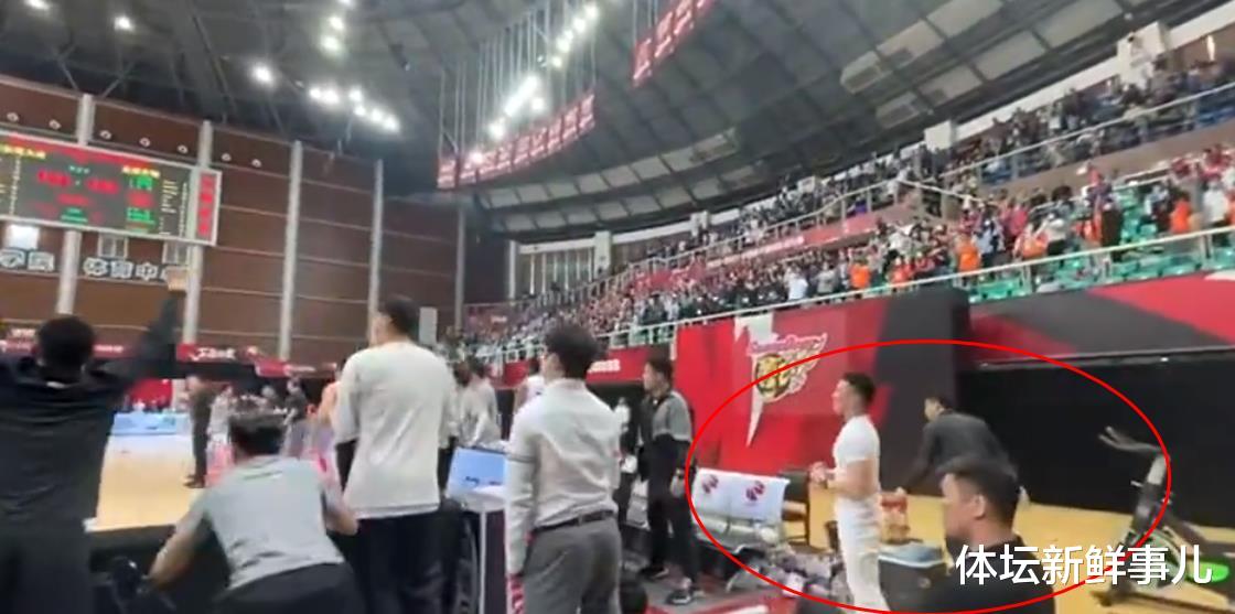 廣東男籃|慘烈！廣東男籃104-103首鋼，蘇群曝內(nèi)情，朱芳雨引熱議，誰(shuí)注意杜鋒舉動(dòng)