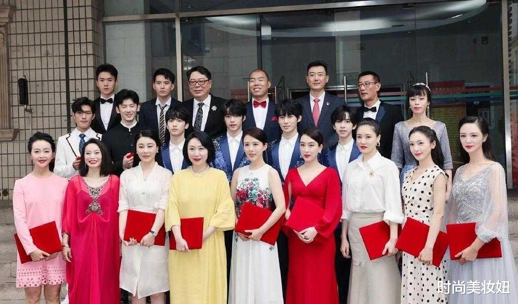 时尚美妆妞|颜丹晨“天然颜值”真耐看,穿无袖印花连衣裙上央视,被惊艳了