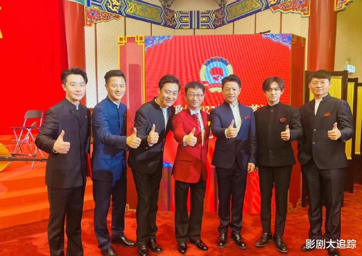 张韶涵|华仔段奕宏跨年夜上新闻联播，一身中山装帅呆，张韶涵红裙站c位