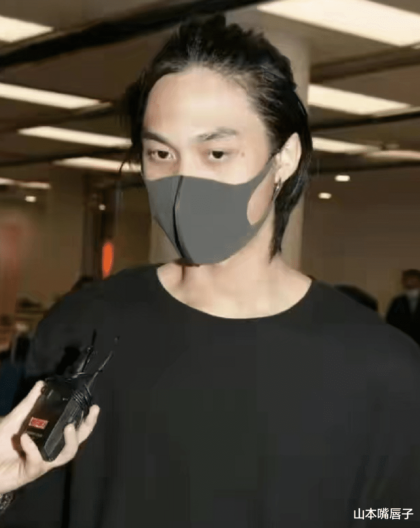 穿衣搭配|吴孟达妻儿送葬后现身！三婚妻子穿衣端庄，小儿子笑脸相迎太帅气