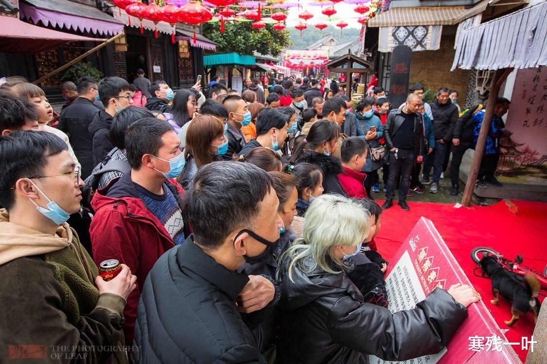 寒残一叶 年味浓节目多,大年初二浙江象山影视城景区游客爆棚,场面壮观