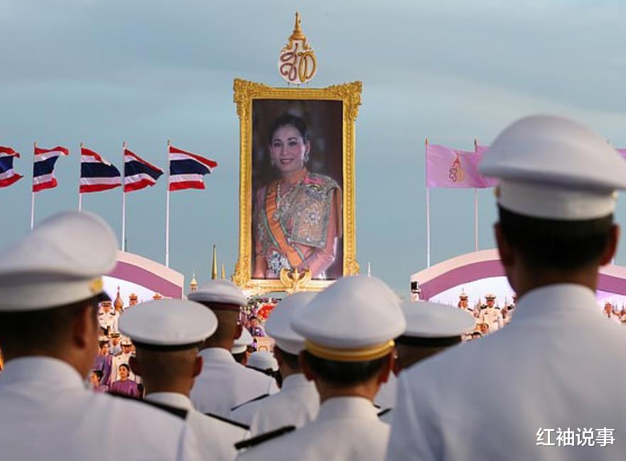泰王開啟“度假模式”，帶著22位嬪妃回德國，唯獨西拉米留在曼谷-圖9