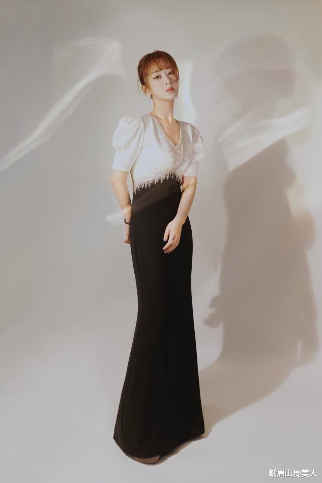 |杨紫瘦了就是自信，一袭白裙清新甜美，扎丸子头圆脸不见了