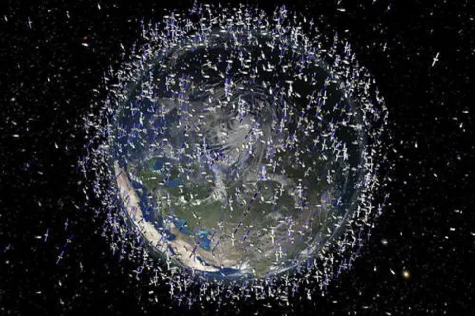 为什么卫星在太空中掉不下来,地心引力哪去了?