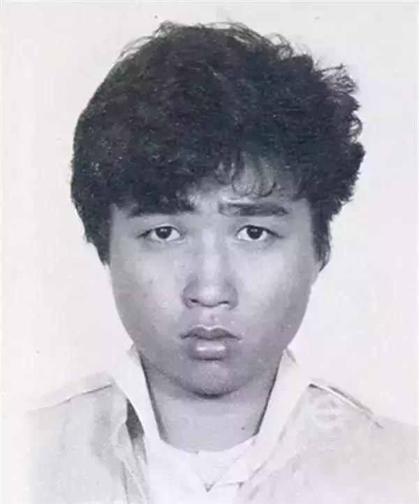 周星驰|还记得《国产凌凌漆》中星爷用100元人民币收买的警察吗？