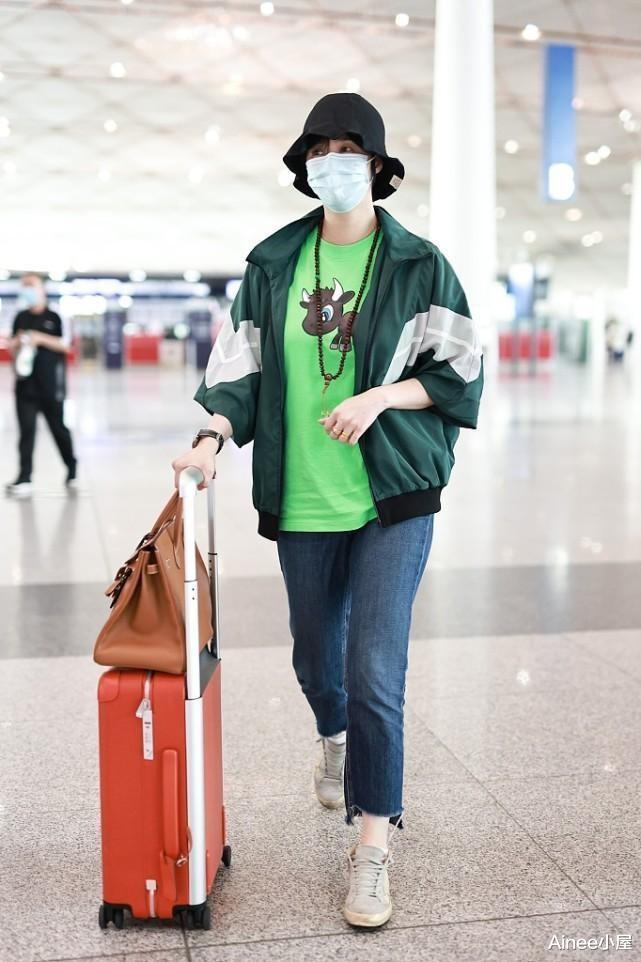 化妆 蒋欣真是大骨架穿搭模板,用短夹克遮“丑”,梳短发看着真娇嫩