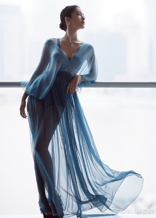 赵丽颖|芭莎礼服夜：杨颖翻车，倪妮平淡，胜出的是穿国货的赵丽颖张小斐