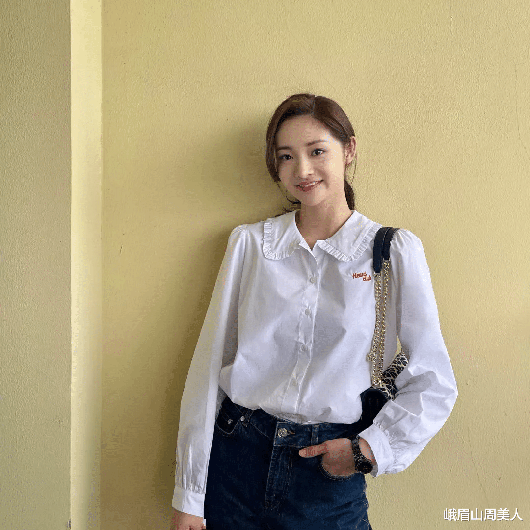 峨眉山周美人|杨紫带火了一种穿法叫：“衬衫+牛仔裙”，时尚减龄还特显瘦