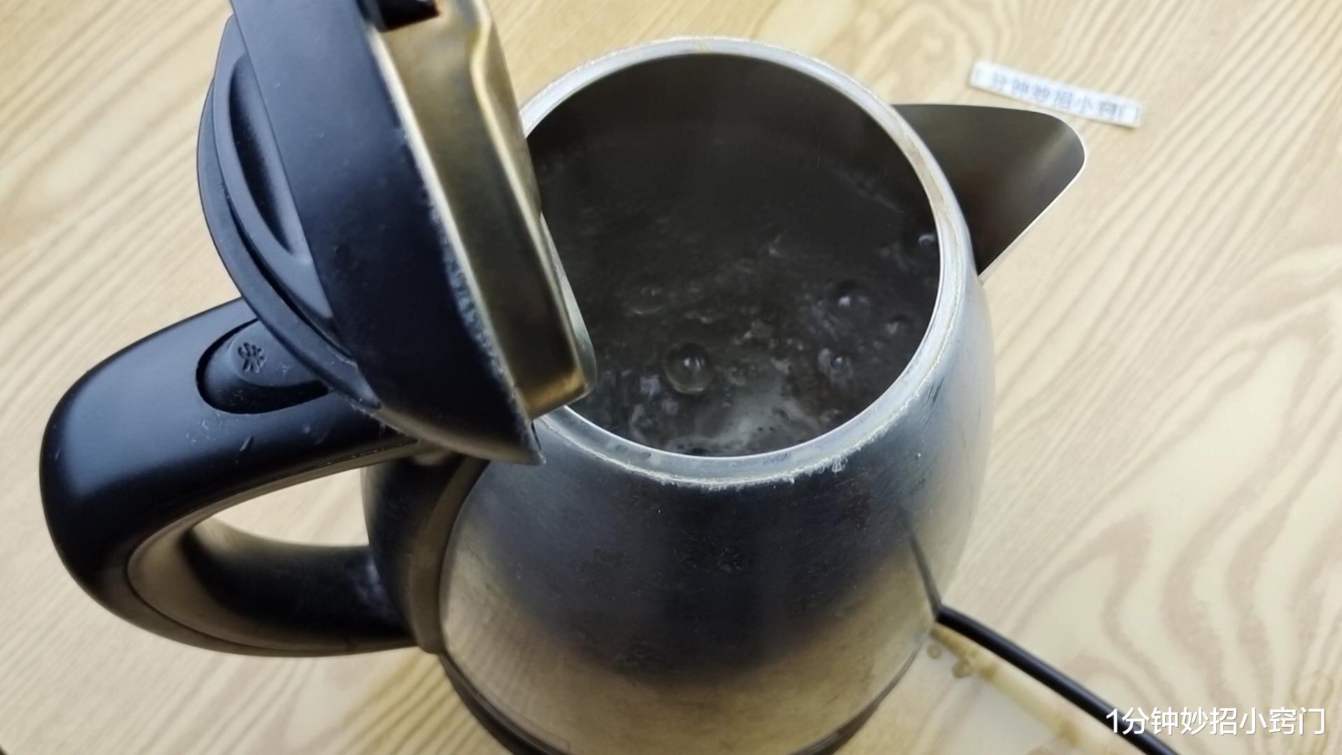 |不管茶壶水垢多厚多脏，不用擦不用洗，教你一招，污垢自动往下掉