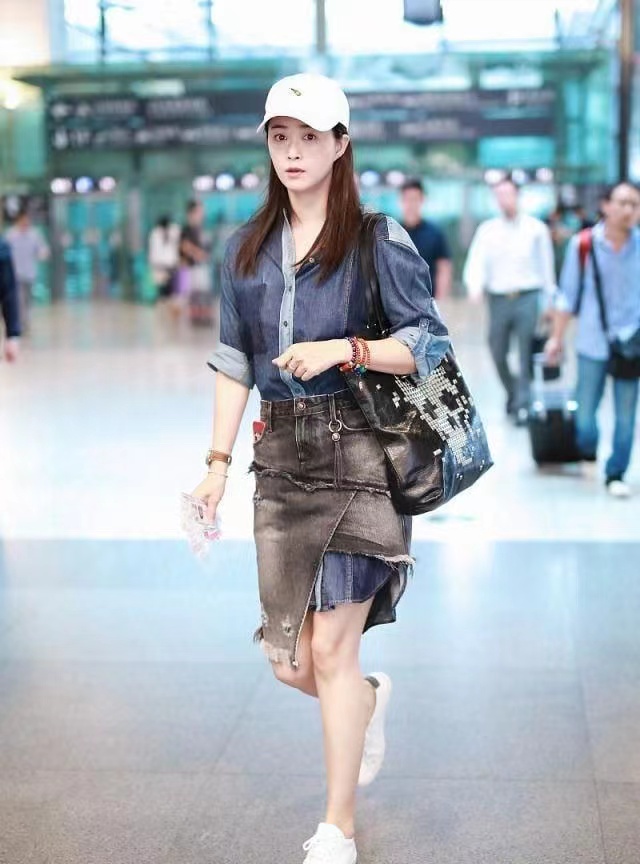 潮帮先生 蒋欣诠释了“微胖美”,宽松穿搭遮不住高级气场,骨子里透着自信