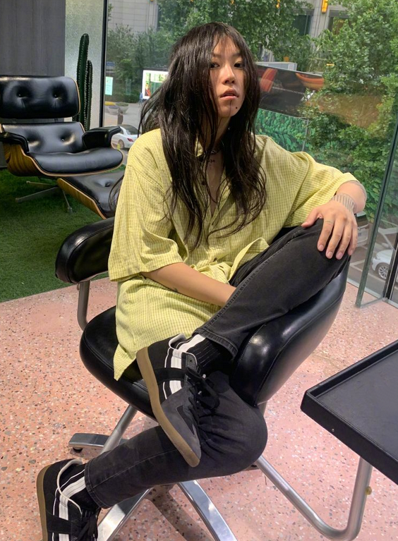 衬衫|窦靖童罕见接长发，穿衬衫解开扣子太随性，长发造型比短发更不羁