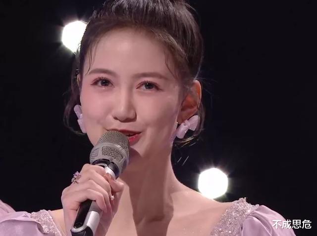 王源|跨年晚会12位明星遭遇尴尬,暴露娱乐圈三大真实现状