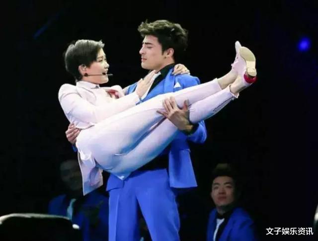 满文军|李宇春恨不得删的旧照,只怪当时太年轻,网友:太雷人了!