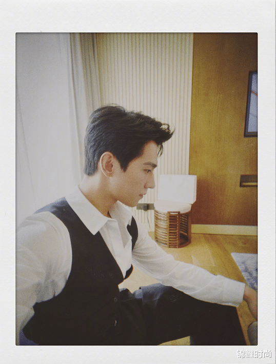 锦鲤时尚|被“学神于途”圈粉，30岁仍然满是学长气质，不油不腻真难得