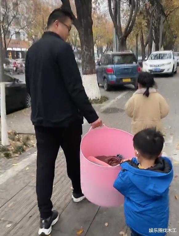 许敏|田静晒爷仨去搓澡视频，一家人基因太强，背影跟姚爸许妈一模一样