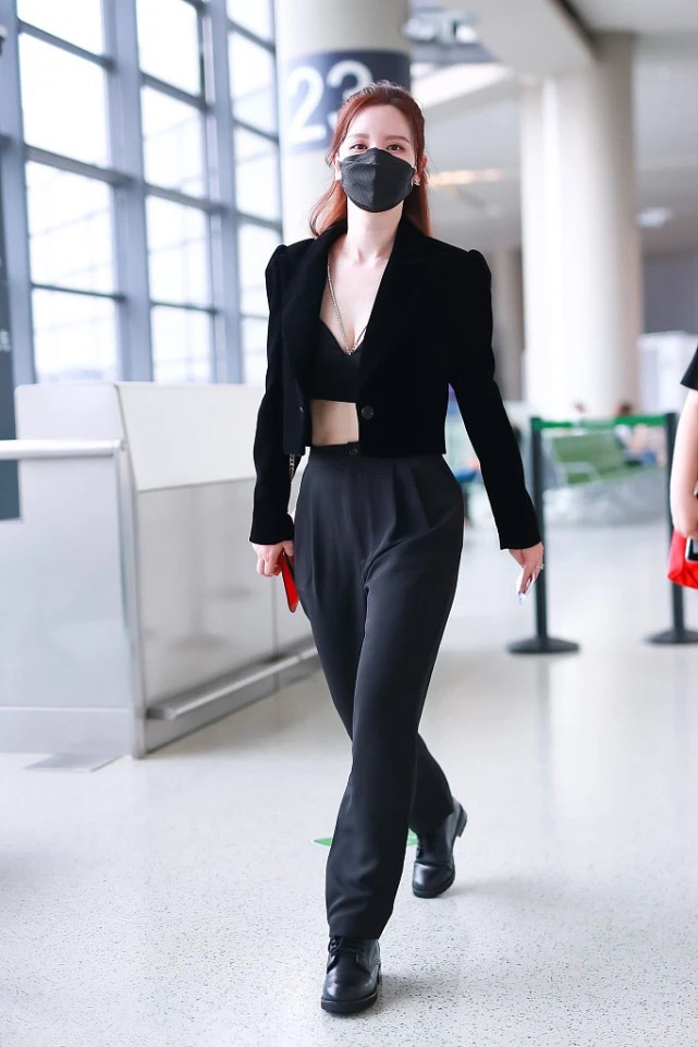 大表姐的时尚圈 张萌简直是在走秀，穿西装直接“内衣外露”，这造型回头率确实高