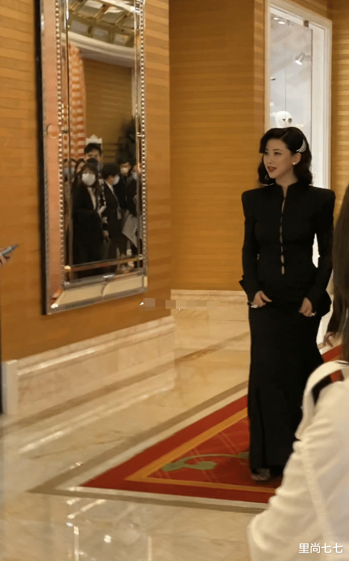 金星|金星一家三口罕见同框，21岁长子太像继父，她穿着旗袍撒娇太妩媚