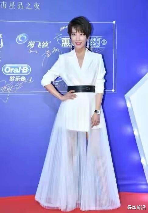 西装 吴京老婆美得很耐看！西装搭配裙子干练又优雅，短发也很有女人味