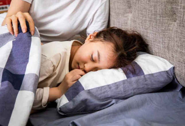 糖果的妈妈|孩子“怕黑”是因为胆小？当娃向父母求助，只说“别怕”没啥作用