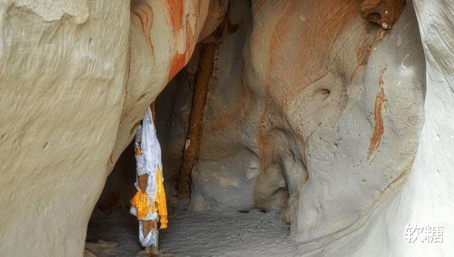 外星人 百米铁管横穿过山体，像是“外星人”遗址，奥秘至今未能解开