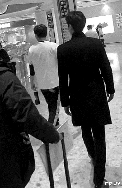 罗云熙|32岁罗云熙瘦到脱相，路人视角下的腿吓到网友，小身板哪像成年人