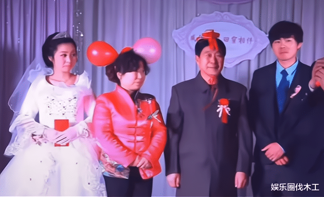 杜新枝|堂嫂曝光郭威婚礼照，杜新枝的装扮却成全场焦点，网友：牛魔王？