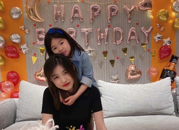 章子怡|章子怡晒全家福，汪峰大女儿被挤角落，身后合照暴露“继女”心酸