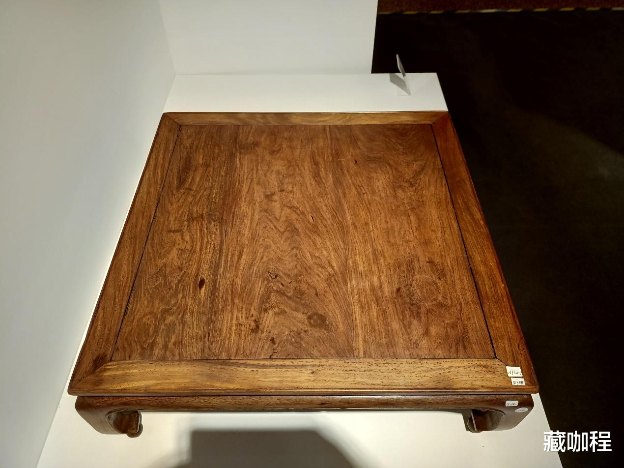 |山峰纹上棕眼茂密，好一幅黄花梨水墨盛景