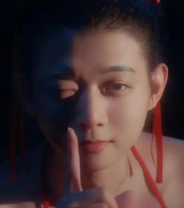 霍尊|霍尊穿红肚兜旧照曝光，扎丸子头神似哪吒，被戏称“金刚芭比”