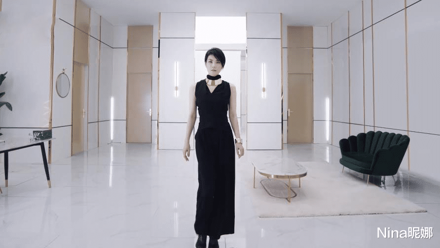 |时隔3年再登大型晚会！王菲穿拖地长裙剪短发独自歌唱祖国，重拾女王风范