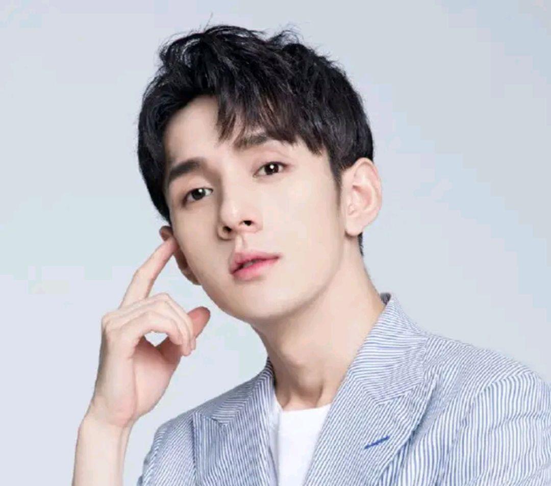 李佳琦|李佳琦成直播一哥，十多辆豪车随行排场大，给人大佬出街的既视感