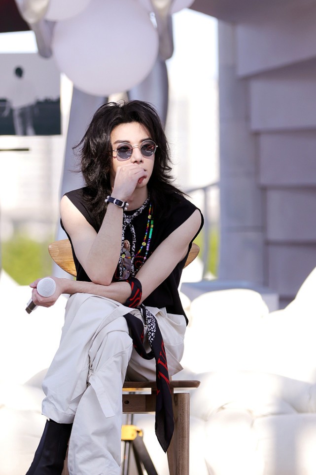 穿衣搭配|华晨宇的“渔人”发型很个性，穿无袖背心配工装裤，造型太潮了