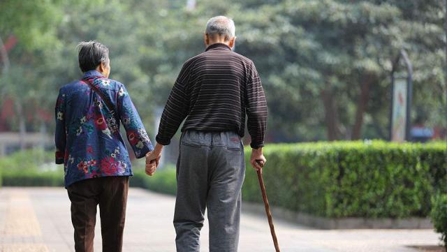 关宏峰服用过 “新型啃老”正在蔓延，一家３口集体啃老，让60岁老人苦不堪言