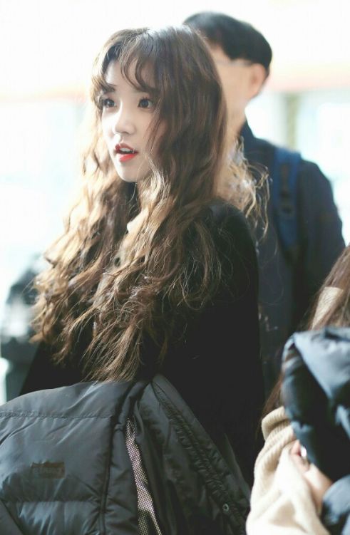 裤子|宋雨琦放弃羊毛卷发型,新短发造型曝光,完全换了一个人!