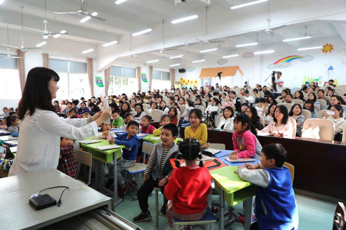 迪丽热巴|新疆支教老师拍下学生日常，均是高颜值，网友调侃：满屋迪丽热巴