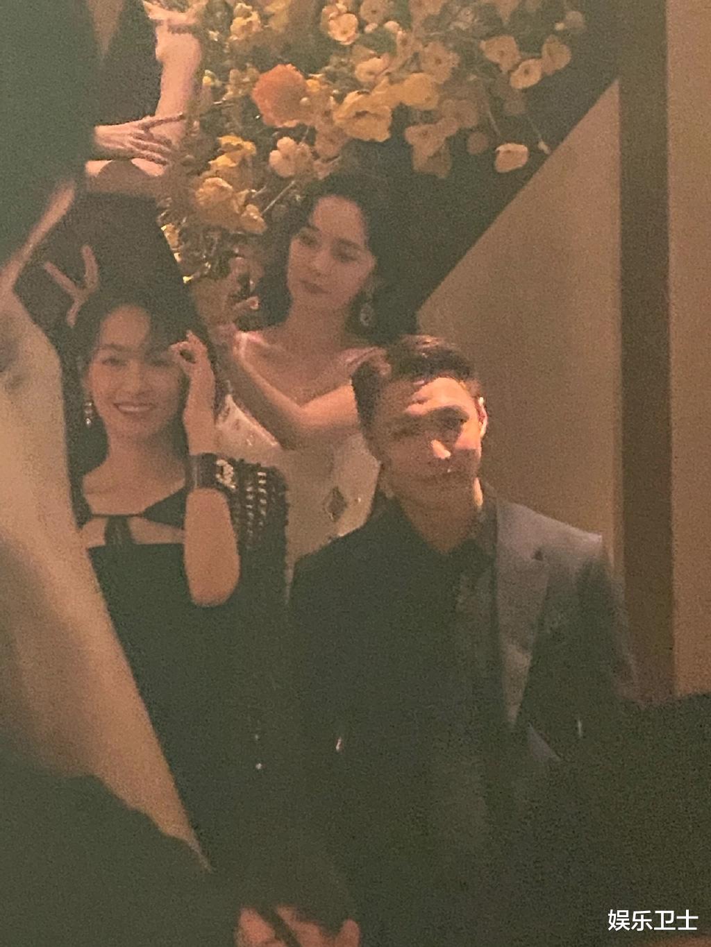 桥本环奈|杨幂在宋茜头上比兔子耳朵，前面的张艺兴表情好呆，三人同框氛围感十足