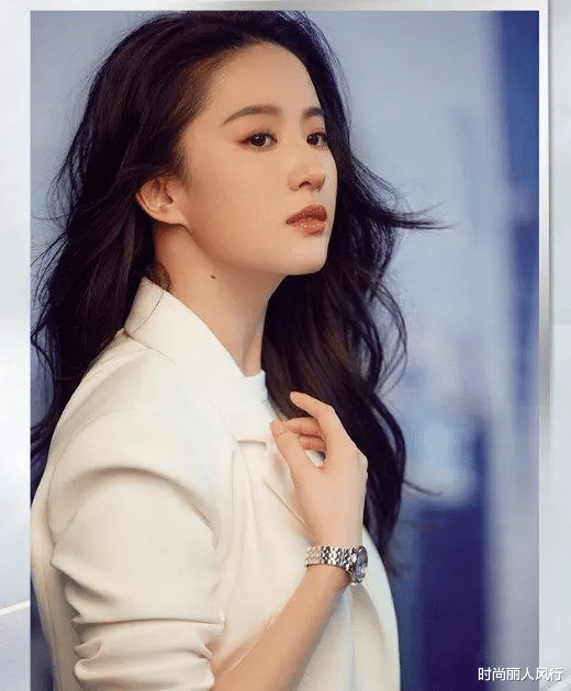 刘亦菲|刘亦菲罕见逛奢侈品店！穿男友风西装戴墨镜表情高冷，巨星架子大