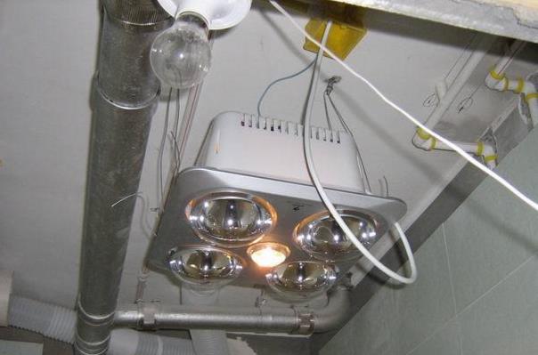 为什么卫生间顶板上有一个插座?用途很重要,装修前处理好