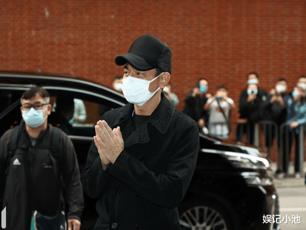 周星驰|吴孟达丧礼现场：18岁小儿子主持大局，周星驰第一个到场悼念