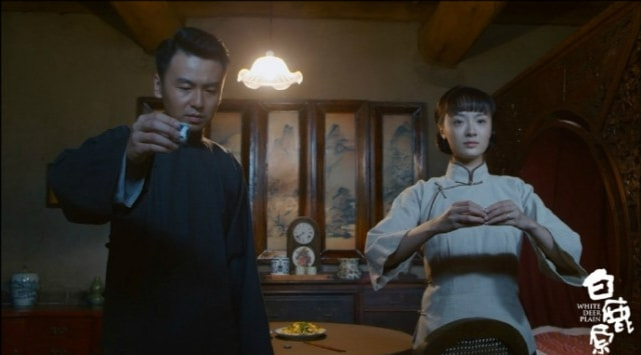 |孙铱穿宽松卫衣遮孕肚跳舞，动作灵活，穿拖鞋在地上滑行吓网友一跳