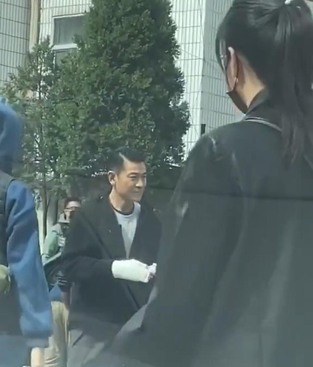 肖战|刘德华路透照曝光，满头黑发状态不似60岁，手缠绷带引网友担心