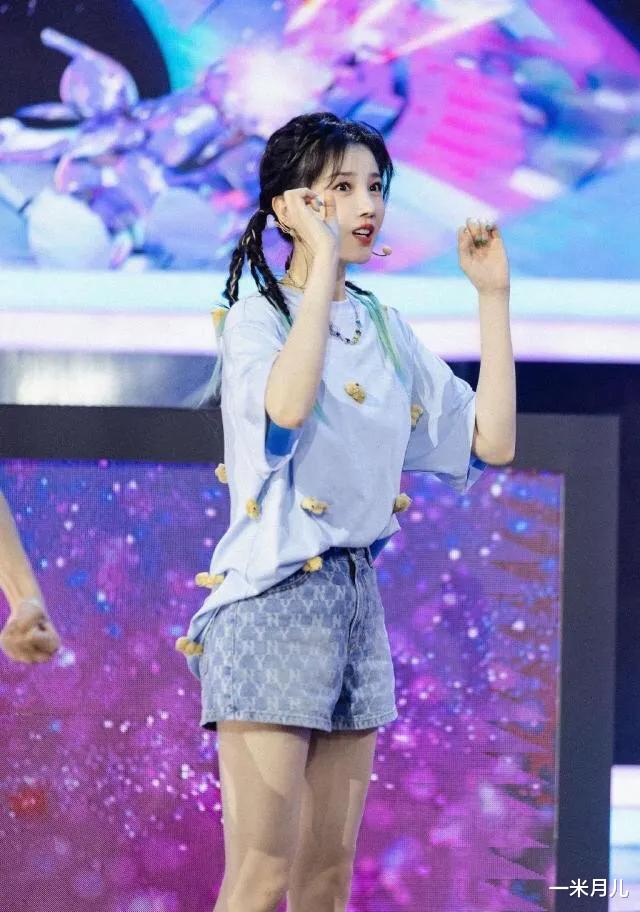 陈小纭|宝藏女孩陈小纭，穿搭时尚感十足，被赞冻龄女神