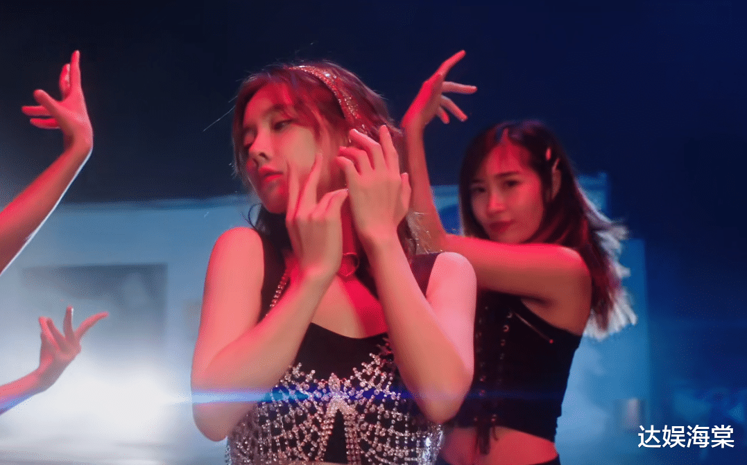 冯提莫|冯提莫全新MV《窥》即将上线，尝试全新唱跳曲风，风格转变有点大